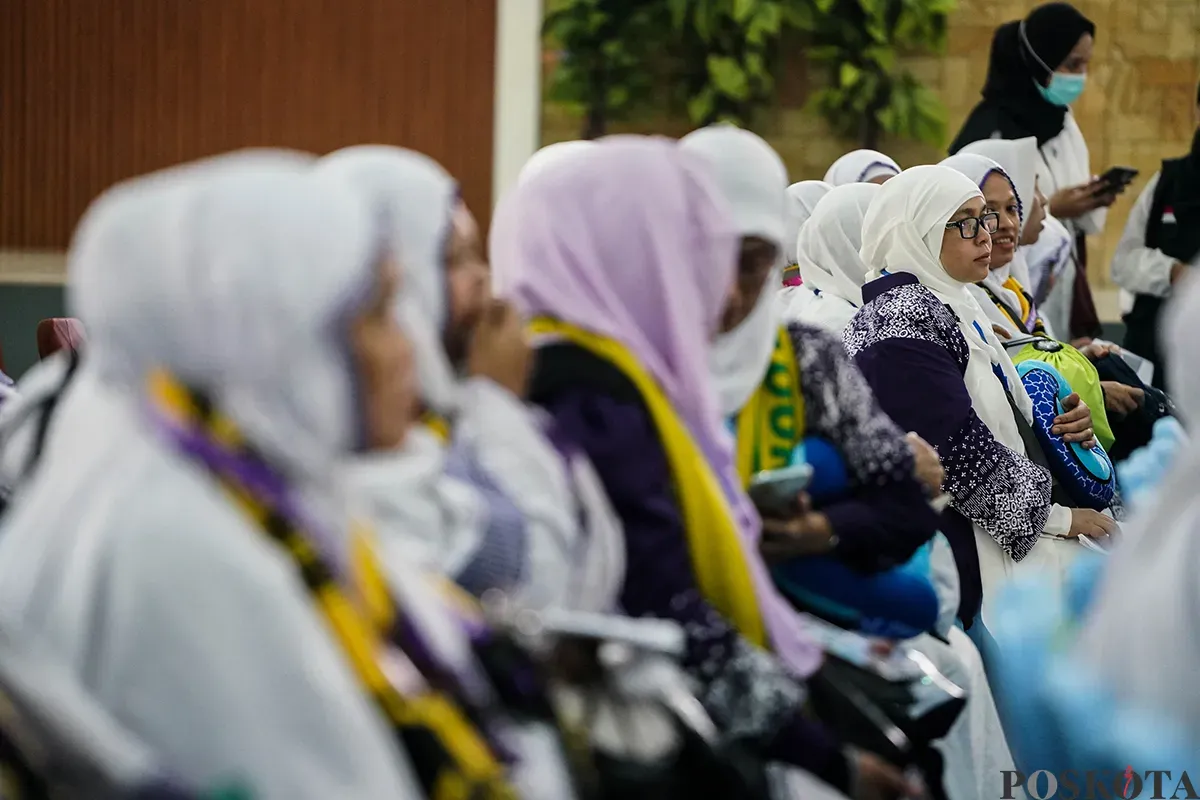 Para calon jamaah haji kelompok terbang (Kloter) I asal Jakarta mulai berdatangan dan mengikuti proses registrasi di Asrama Haji Pondok Gede, Jakarta Timur, Kamis, 1 Mei 2025. (Sumber: Poskota/Bilal Nugraha Ginanjar)