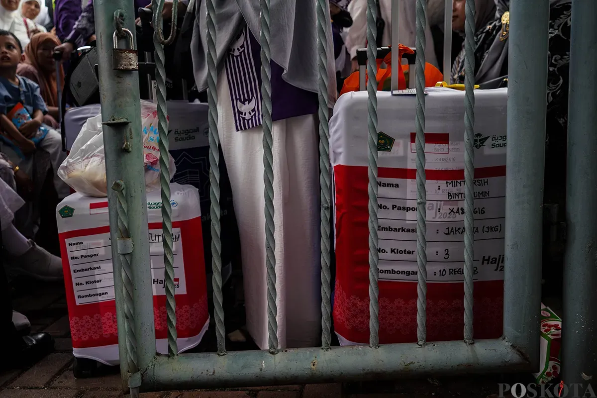 Para calon jamaah haji kelompok terbang (Kloter) I asal Jakarta mulai berdatangan dan mengikuti proses registrasi di Asrama Haji Pondok Gede, Jakarta Timur, Kamis, 1 Mei 2025. (Sumber: Poskota/Bilal Nugraha Ginanjar)