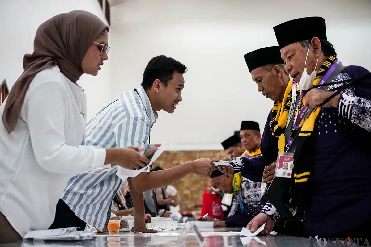 Para calon jamaah haji kelompok terbang (Kloter) I asal Jakarta mulai berdatangan dan mengikuti proses registrasi di Asrama Haji Pondok Gede, Jakarta Timur, Kamis, 1 Mei 2025. (Sumber: Poskota/Bilal Nugraha Ginanjar)