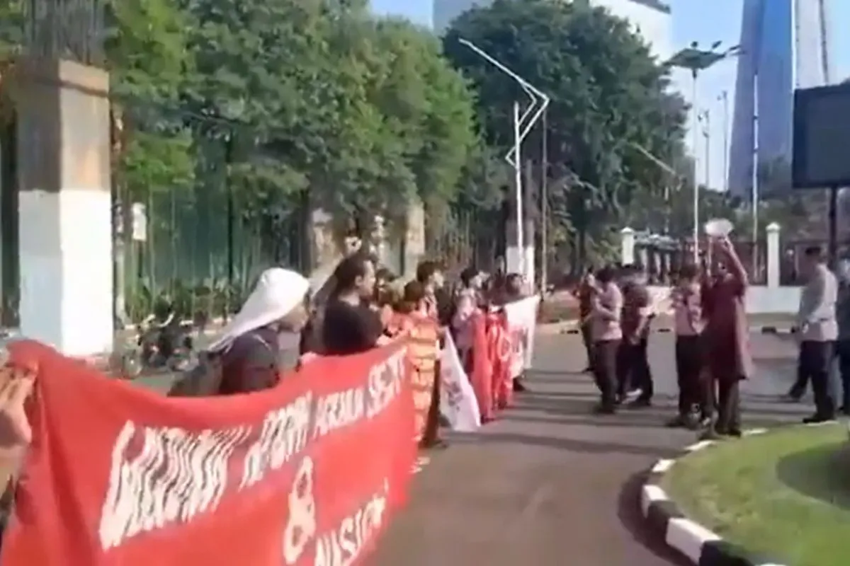 Aksi demonstrasi peringatan Hari Buruh di depan Gedung DPR, Kamis, 1 Mei 2025. (Sumber: X/@PorosBawah)