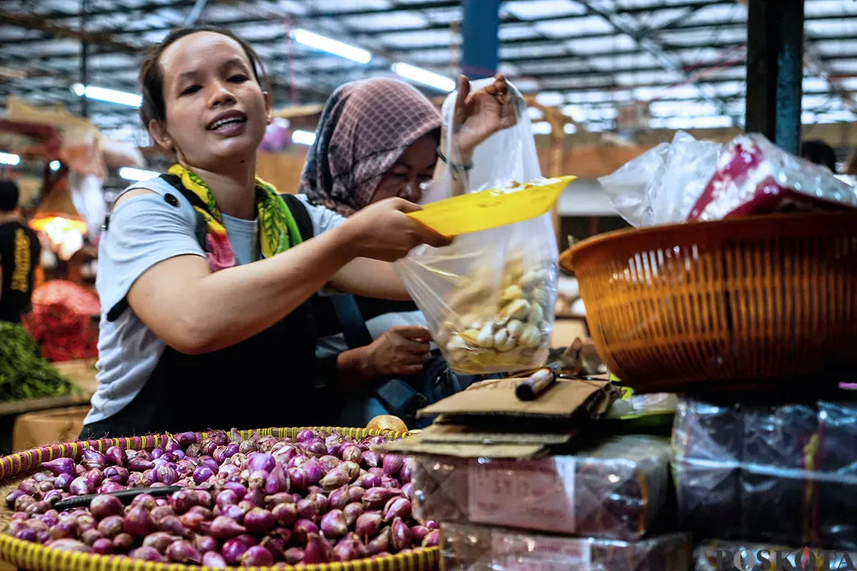 Pedagang memilah bawang merah dan bawang putih impor yang akan dijual ke pembeli di Pasar Induk Kramat Jati, Jakarta Timur, Kamis, 1 Mei 2025. (Sumber: Poskota/Bilal Nugraha Ginanjar)