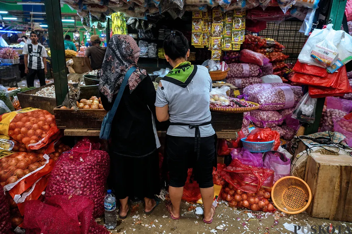 Pedagang memilah bawang merah dan bawang putih impor yang akan dijual ke pembeli di Pasar Induk Kramat Jati, Jakarta Timur, Kamis, 1 Mei 2025. (Sumber: Poskota/Bilal Nugraha Ginanjar)