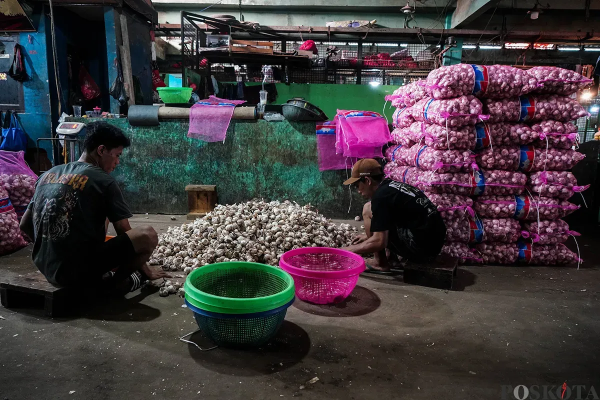 Pedagang memilah bawang merah dan bawang putih impor yang akan dijual ke pembeli di Pasar Induk Kramat Jati, Jakarta Timur, Kamis, 1 Mei 2025. (Sumber: Poskota/Bilal Nugraha Ginanjar)