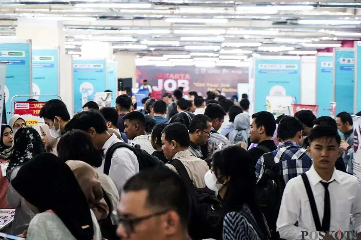 Sejumlah calon tenaga kerja mengunjungi stan salah satu perusahaan di Jakarta Jobfair, Mall Thamrin City, Tanah Abang, Jakarta, Rabu, 12 Maret 2025. (Sumber: Poskota/Bilal Nugraha Ginanjar)