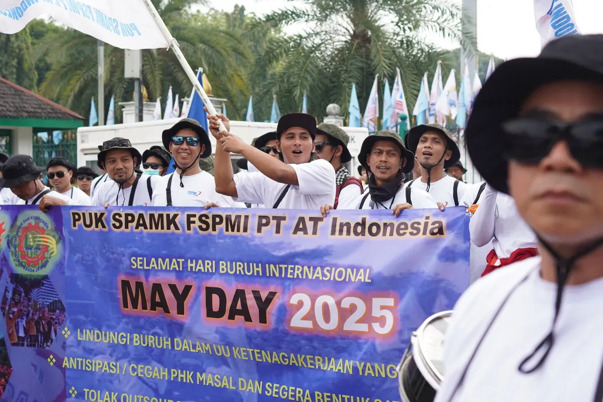 Massa buruh menuntut pemerintah untuk segera sahkan UU Ketenagakerjaan yang baru saat melakukan aksi di Monas, Kamis, 1 Mei 2025 (Sumber: Herdyan Anugah Triguna)