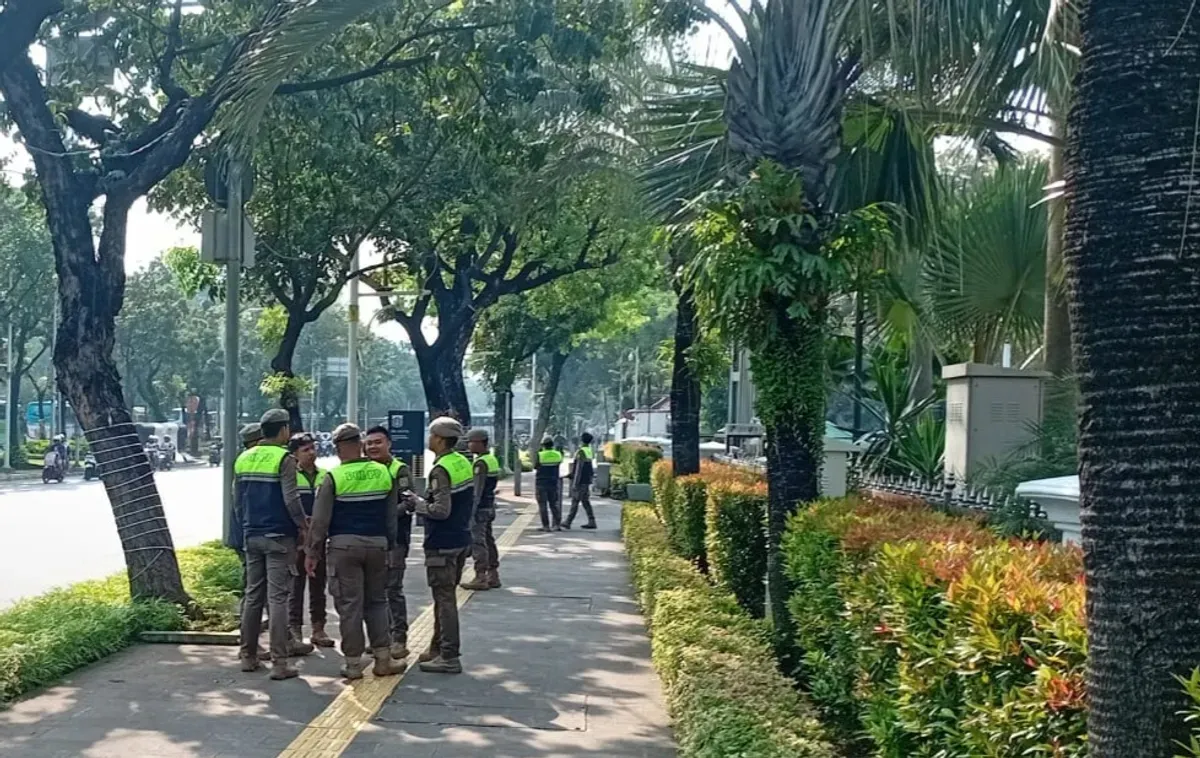 Petugas berjaga dalam kegiatan Hari Buruh atau May Day di kawasan Monas, Jakarta Pusat, Kamis 1 Mei 2025. (Sumber: Dok. Satpol PP)