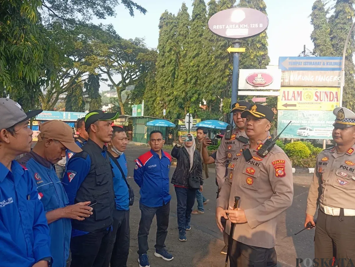Kapolres Cimahi AKBP Niko Nurallah Adi Putra (Depan) memberikan pengarahan kepada buruh sebelum keberangkatan ke Jakarta, di Rest Area KM 125 Cipularang, Kamis 1 Mei 2025. (Sumber: Poskota/Gatot Poedji Utomo)