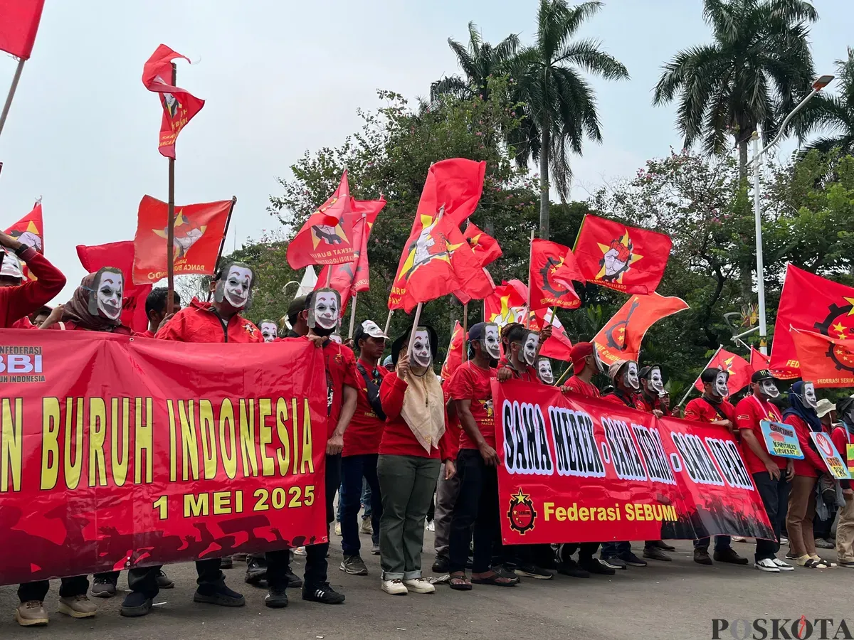 Massa dari Konfederasi Barisan Buruh Indonesia (KBBI) berunjuk rasa pada Hari Buruh atau May Day di kawasan Monas, Jakarta Pusat, Kamis, 1 Mei 2025. (Sumber: Poskota/Pandi Ramedhan)