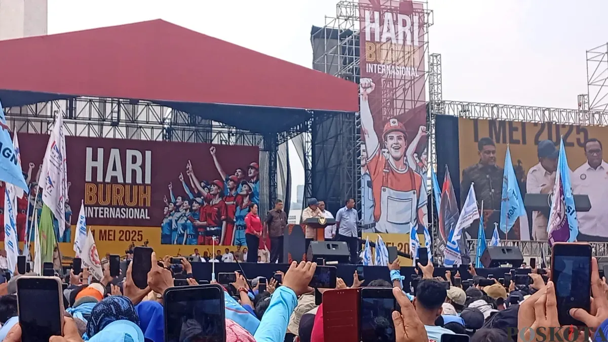 Presiden Prabowo Subianto saat memberikan sambutan Hari Buruh Internasional 2025, di Kawasan Monas, Jakarta Pusat, Kamis, 1 Mei 2025. (Sumber: Poskota/Muhammad Tegar Jihad Al Faruq)