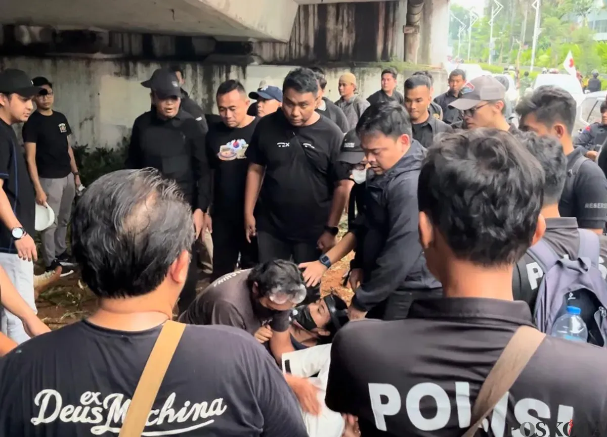 Petugas paramedis ditangkap saat unuk rasa buruh peringati May Day di DPR RI, Kamis 1 Mei 2025. (Sumber: Poskota/Pandi Ramedhan)
