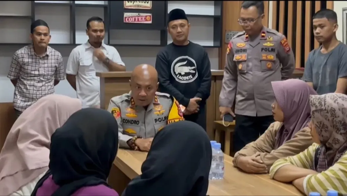 Kapolres Serang AKBP Condro Sasongko memberikan pembinaan kepada orang tua murid terkait peristiwa tawuran antar pelajar SMP. (Sumber: Dok. Humas Polres Serang)