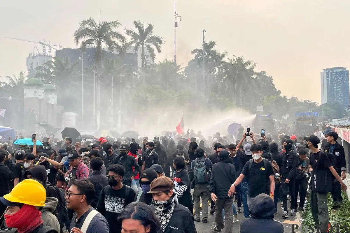 Massa buruh yang berunjuk rasa di depan Gedung DPR RI, Senayan, Jakarta Pusat, dipukul mundur, Kamis, 1 Mei 2025. (Sumber: Poskota/Ali Mansur)