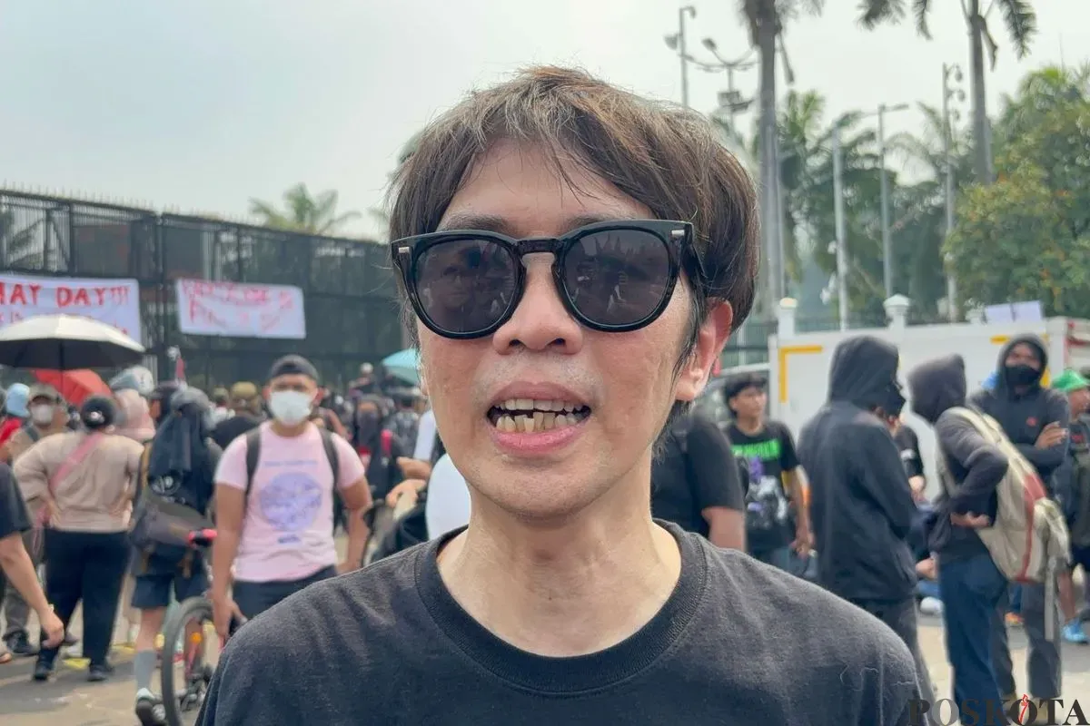 Vokalis band The Brandals, Eka Annash, berunjuk rasa di depan gedung DPR RI, Jakarta Pusat, Kamis, 1 Mei 2025. (Sumber: Poskota/Pandi Ramedhan)