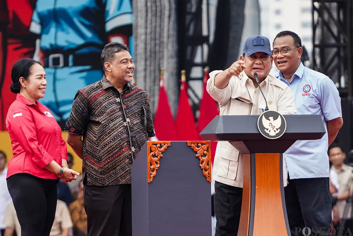 Presiden RI Prabowo Subianto berbicara di depan ribuan massa buruh, memadati kawasan Monumen Nasional (Monas), Jakarta, untuk memperingai Hari Buruh Internasional pada Kamis, 1 Mei 2025. (Sumber: Poskota/Bilal Nugraha Ginanjar)