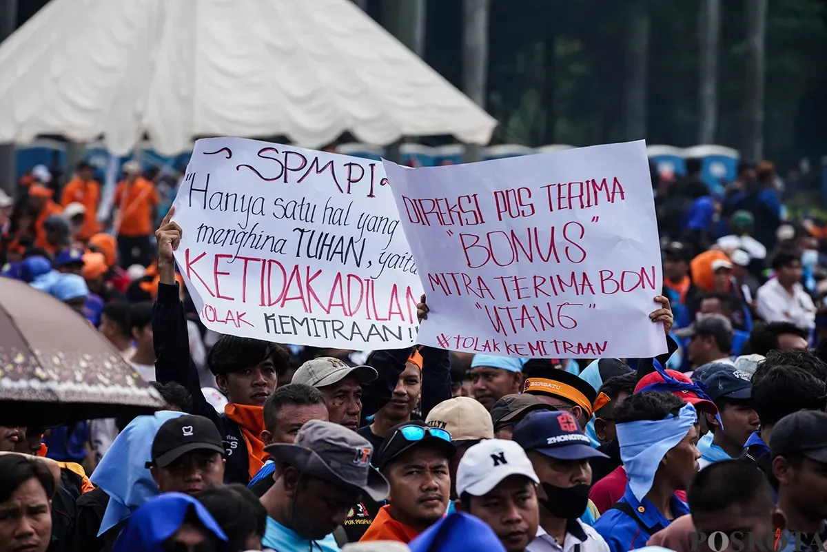 Ribuan massa buruh yang tergabung dari berbagai serikat kerja memadati kawasan Monumen Nasional (Monas), Jakarta, untuk memperingai Hari Buruh Internasional pada Kamis, 1 Mei 2025. (Sumber: Poskota/Bilal Nugraha Ginanjar)
