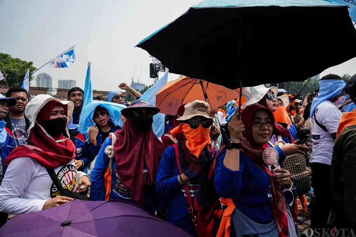 Ribuan massa buruh yang tergabung dari berbagai serikat kerja memadati kawasan Monumen Nasional (Monas), Jakarta, untuk memperingai Hari Buruh Internasional pada Kamis, 1 Mei 2025. (Sumber: Poskota/Bilal Nugraha Ginanjar)