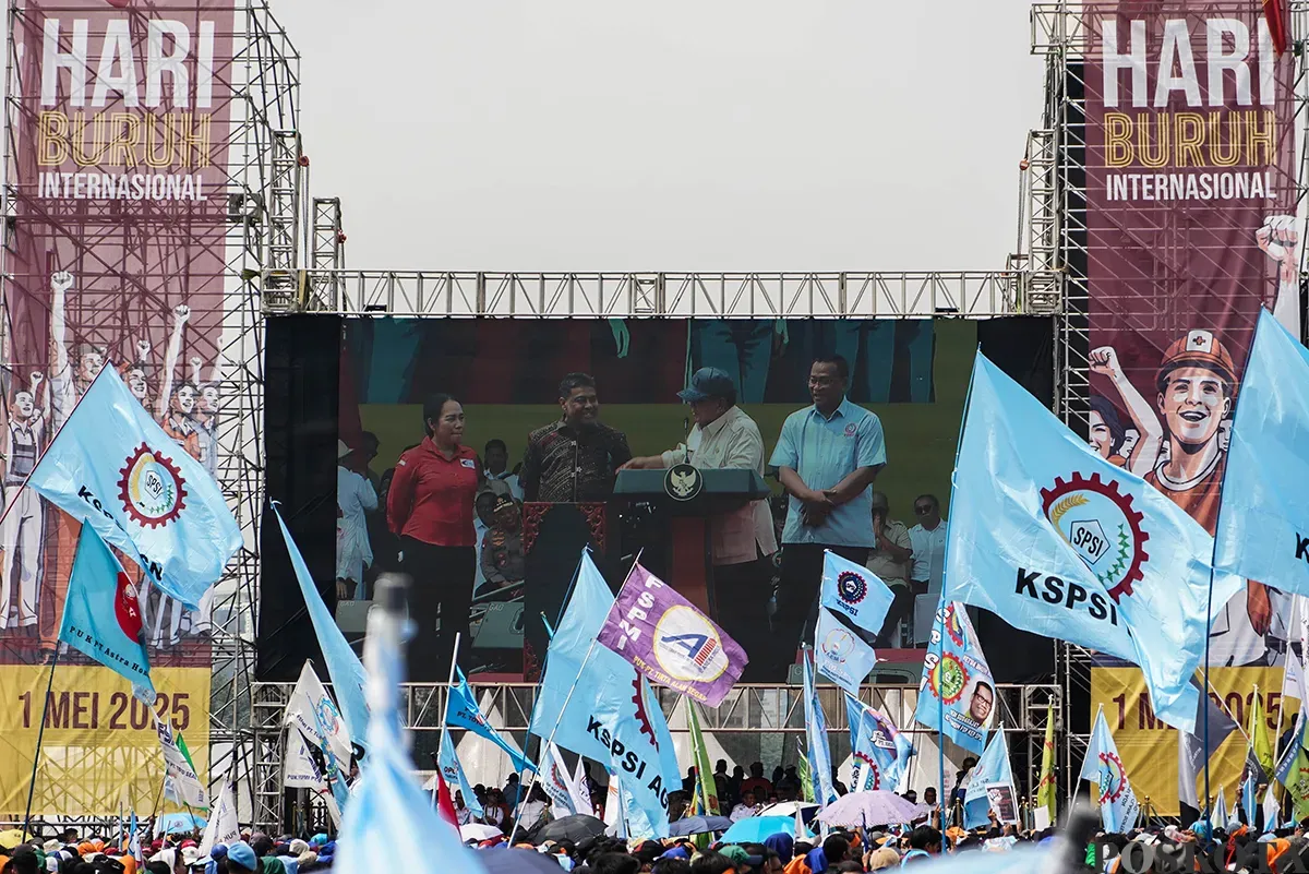 Ribuan massa buruh yang tergabung dari berbagai serikat kerja memadati kawasan Monumen Nasional (Monas), Jakarta, untuk memperingai Hari Buruh Internasional pada Kamis, 1 Mei 2025. (Sumber: Poskota/Bilal Nugraha Ginanjar)