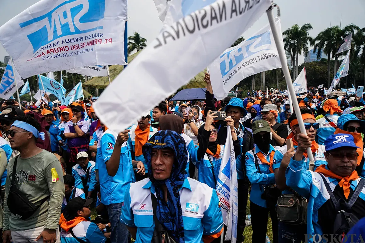 Ribuan massa buruh yang tergabung dari berbagai serikat kerja memadati kawasan Monumen Nasional (Monas), Jakarta, untuk memperingai Hari Buruh Internasional pada Kamis, 1 Mei 2025. (Sumber: Poskota/Bilal Nugraha Ginanjar)