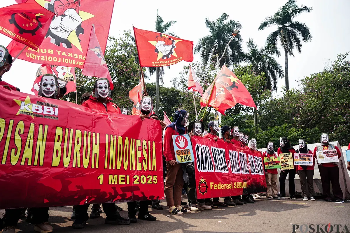 Ribuan massa buruh yang tergabung dari berbagai serikat kerja memadati kawasan Monumen Nasional (Monas), Jakarta, untuk memperingai Hari Buruh Internasional pada Kamis, 1 Mei 2025. (Sumber: Poskota/Bilal Nugraha Ginanjar)