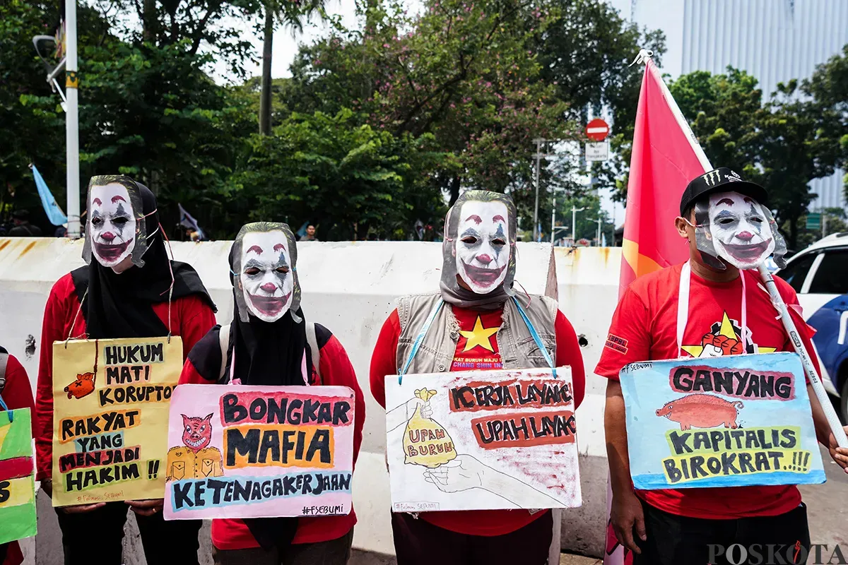 Ribuan massa buruh yang tergabung dari berbagai serikat kerja memadati kawasan Monumen Nasional (Monas), Jakarta, untuk memperingai Hari Buruh Internasional pada Kamis, 1 Mei 2025. (Sumber: Poskota/Bilal Nugraha Ginanjar)