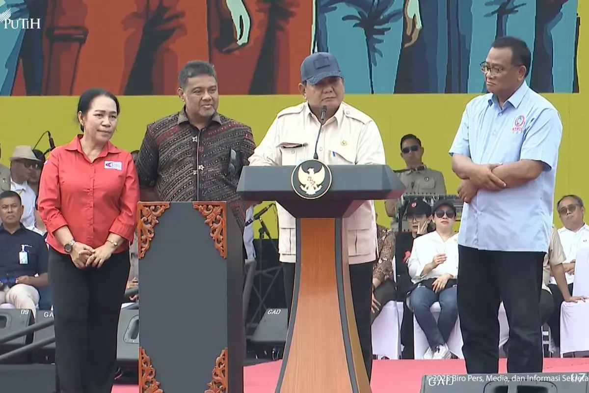 Presiden Prabowo Subianto menyampaikan pidato di hadapan buruh yang menggelar peringatan Hari Buruh 2025 di Monas, Jakarta, pada Kamis, 1 Mei 2025. (Sumber: YouTube/Sekretariat Presiden)