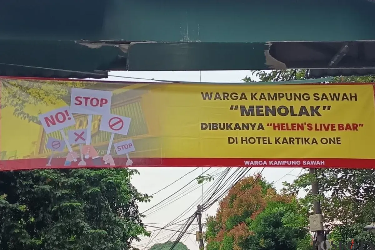 Spanduk penolakan tempat hiburan malam "Helen's Night Mart" dibuka di sebuah hotel di kawasan Srengseng Sawah, Jagakarsa, Jakarta Selatan. (Sumber: Poskota/Ali Mansur)