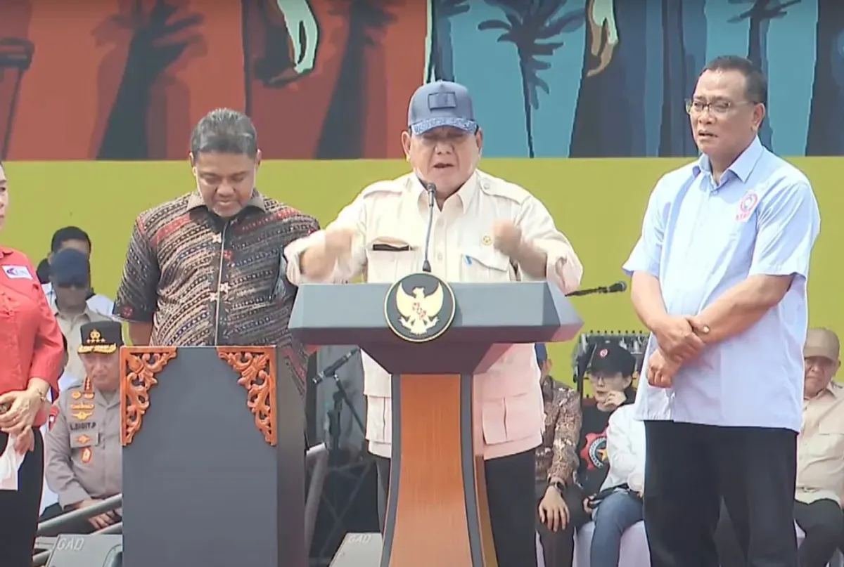 Presiden Prabowo Subianto menyampaikan pidato Hari Buruh 2025 di Lapangan Silang Monas, Jakarta, berjanji menghapus sistem outsourcing dan membentuk Dewan Kesejahteraan Buruh Nasional.