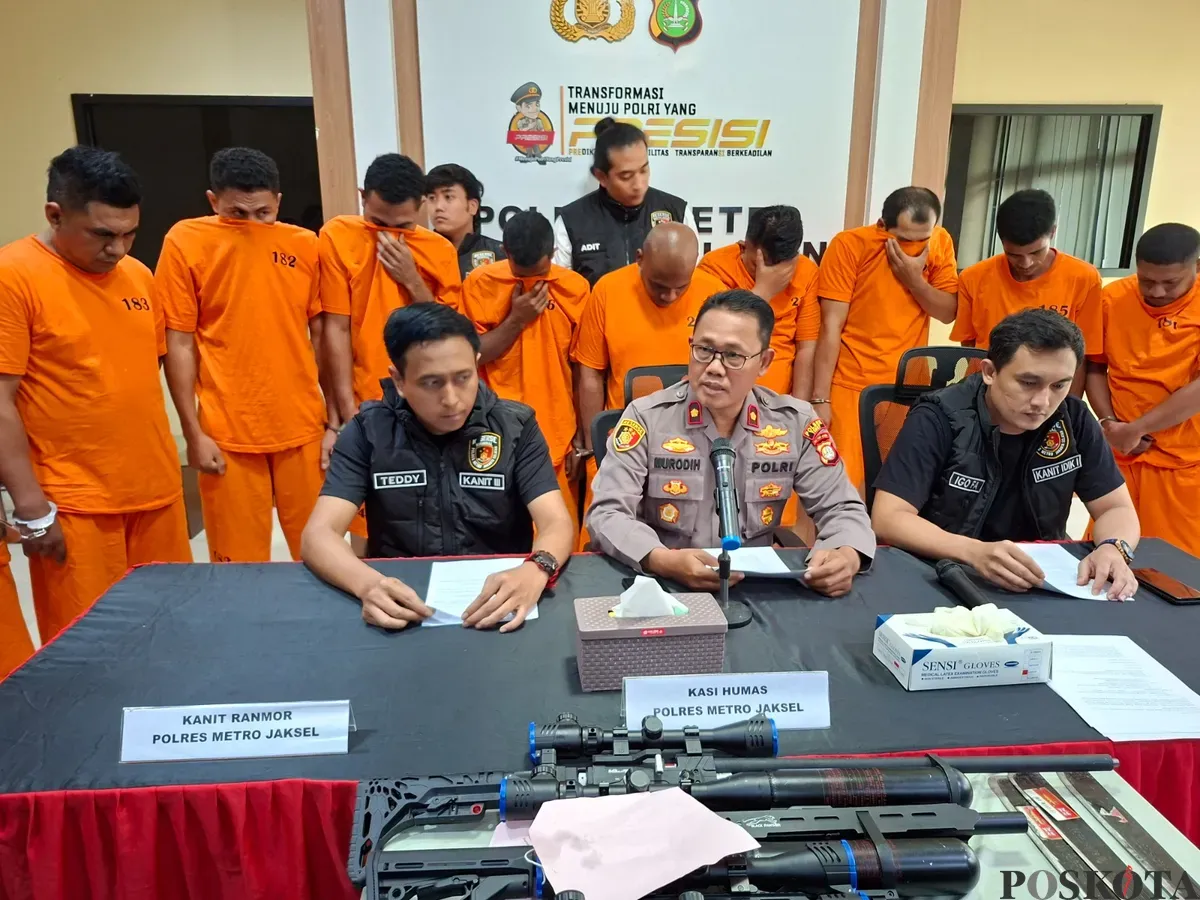 Kasie Humas Polres Metro Jakarta Selatan, Kompol Murodih (Tengah), dalam konferensi pers yang menghadirkan barang bukti senjata laras panjang senapan angin dan tersangka bentrok di kemang. (Sumber: Poskota/Angga Pahlevi)