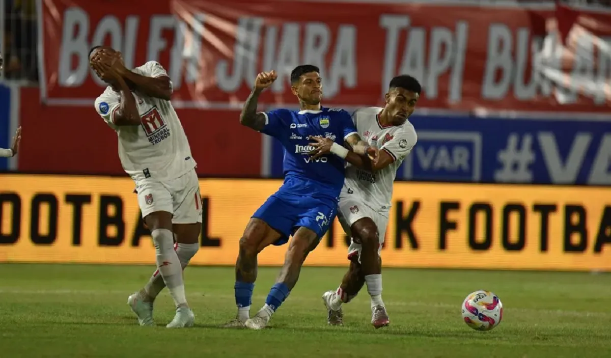 Penyerang Persib, Ciro Alves mendapat kartu merah dari wasit di pertandingan melawan Malut United. (Foto: persib.co.id)