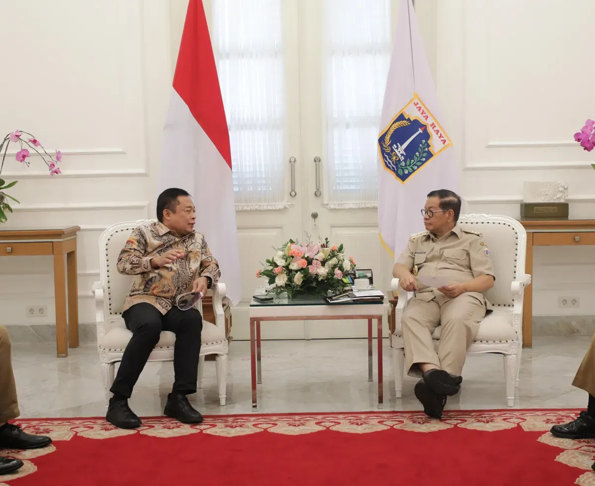 Direktur Utama Telkom Ririek Adriansyah (kiri) dan Gubernur Jakarta Pramono Anung saat audiensi untuk melaporkan secara langsung kesiapan penyelenggaraan acara Digiland pada Selasa, 29 April 2025.