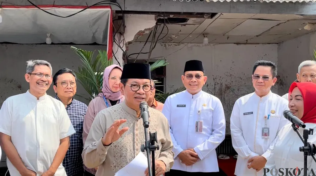 Gubernur Jakarta, Pramono Anung, usai meninjau perencanaan pembangunan pagar pembatas antara rumah penduduk dan rel kereta api di RT 11 RW 03 Cideng, Gambir, Jakarta Pusat, Jumat 2 Mei. (Sumber: Poskota/Pramono Anung)
