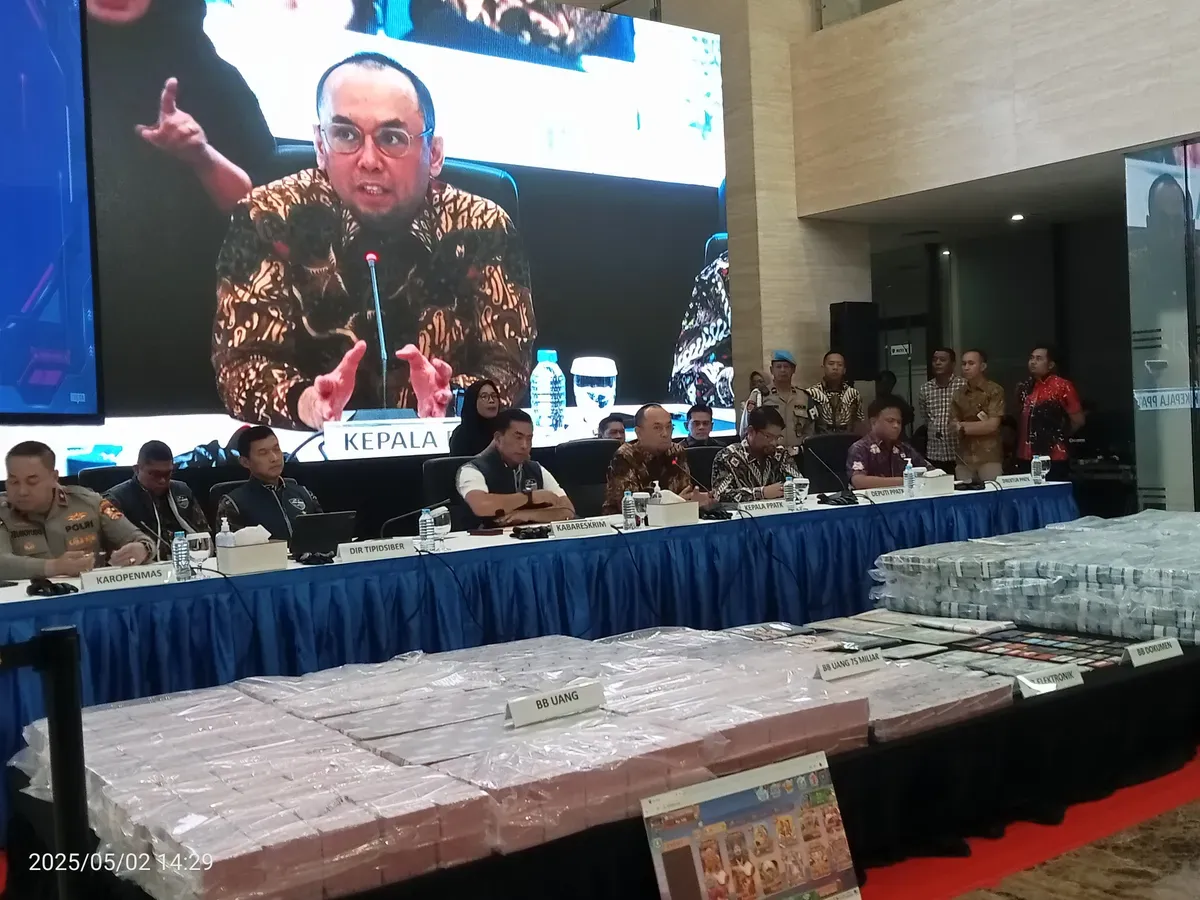 Ivan Yustiavandana, Ketua PPATK Bersama Polri akan terus berupaya memberantas judi online dalam konferensi pers di Mabes Polri, Jakarta, Jumat, 2 Mei 2025. (Sumber: Poskota/Nurpini Aulia)