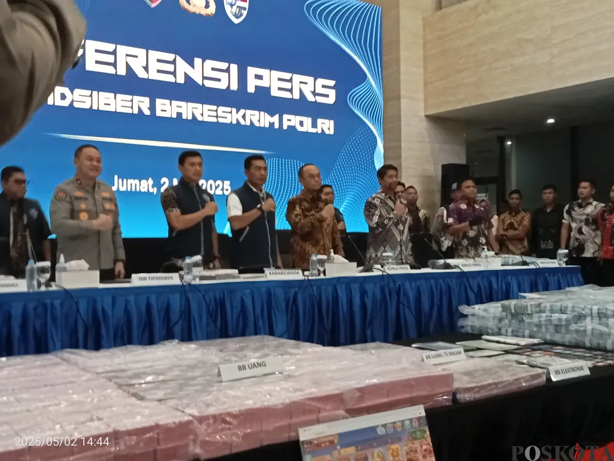 Kabareskrim Polri, Komjen Wahyu Widada menjelaskan salah satu alasan kenapa judi online bisa mewabah di Indonesia dalam konferensi pers pada Jumat, 2 Mei 2025. (Sumber: Poskota/Nurpini Aulia)