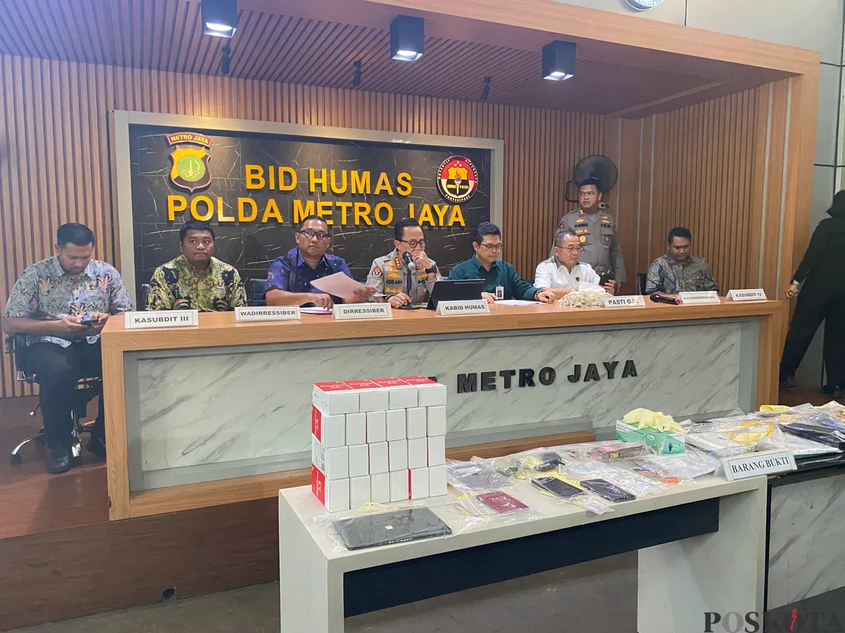 Polda Metro Jaya dan Satgas Pasti gelar konferensi pers terkait kasus investasi bodong Rp18,3 miliar di Mapolda Metro Jaya, Jumat, 2 Mei 2025. (Sumber: Poskota/Primayanti Manulu)