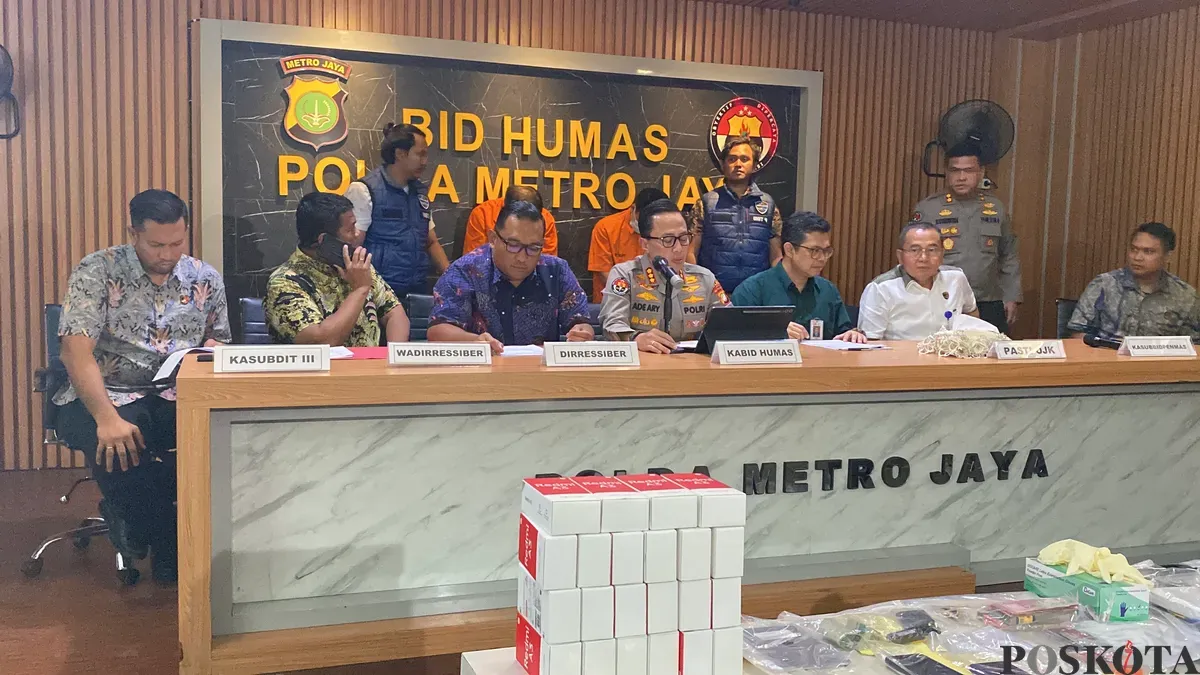 Kabid Humas Polda Metro Jaya, Kombes pol Ade Ary Syam Indradi (tengah) meyampaikan pemaparannya saat gelar perkara pencucian uang di Mako Polda Metro Jaya, Jumat, 2 Mei 2025. (Sumber: Poskota/Primayanti Juli Kumala Manalu)