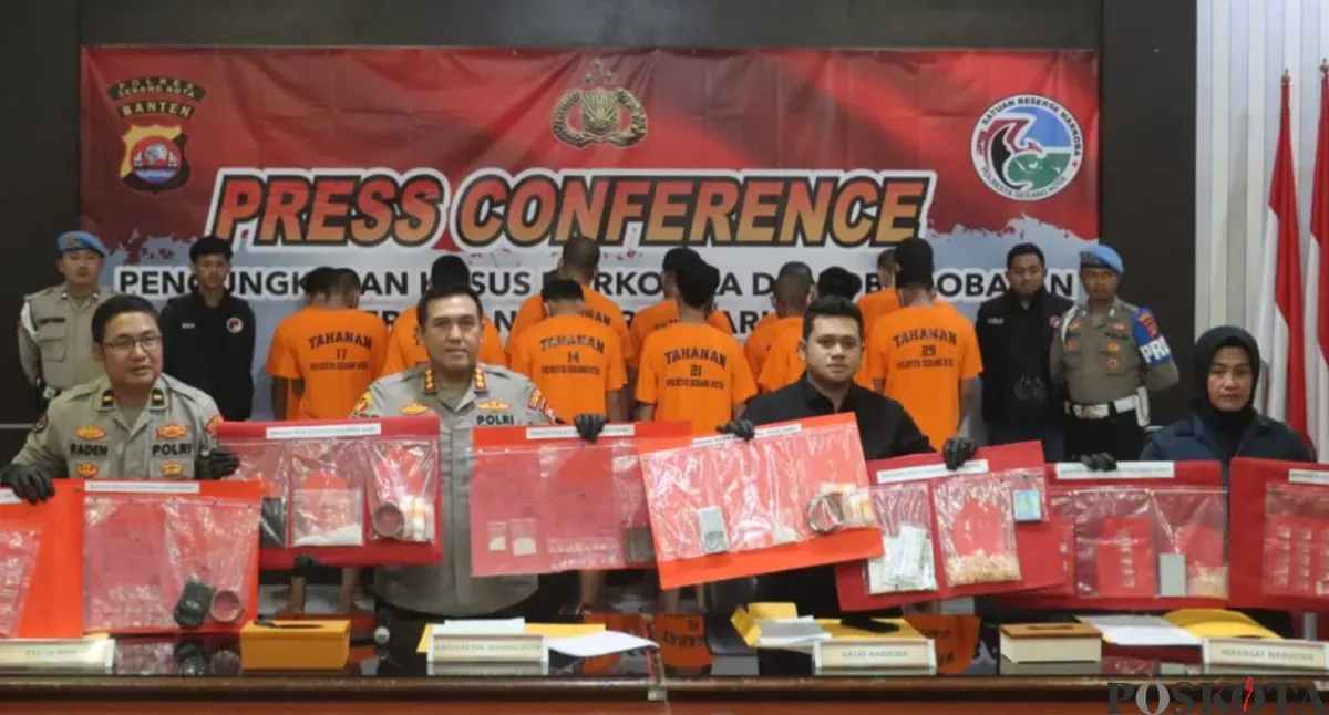 Kapolresta Serang Kota Kombes Yudha Satria didampingi Kastresnarkoba dan Kasihumas menunjukkan barang bukti narkoba dalam konferensi pers. (Sumber: Poskota/Rahmat Haryono)