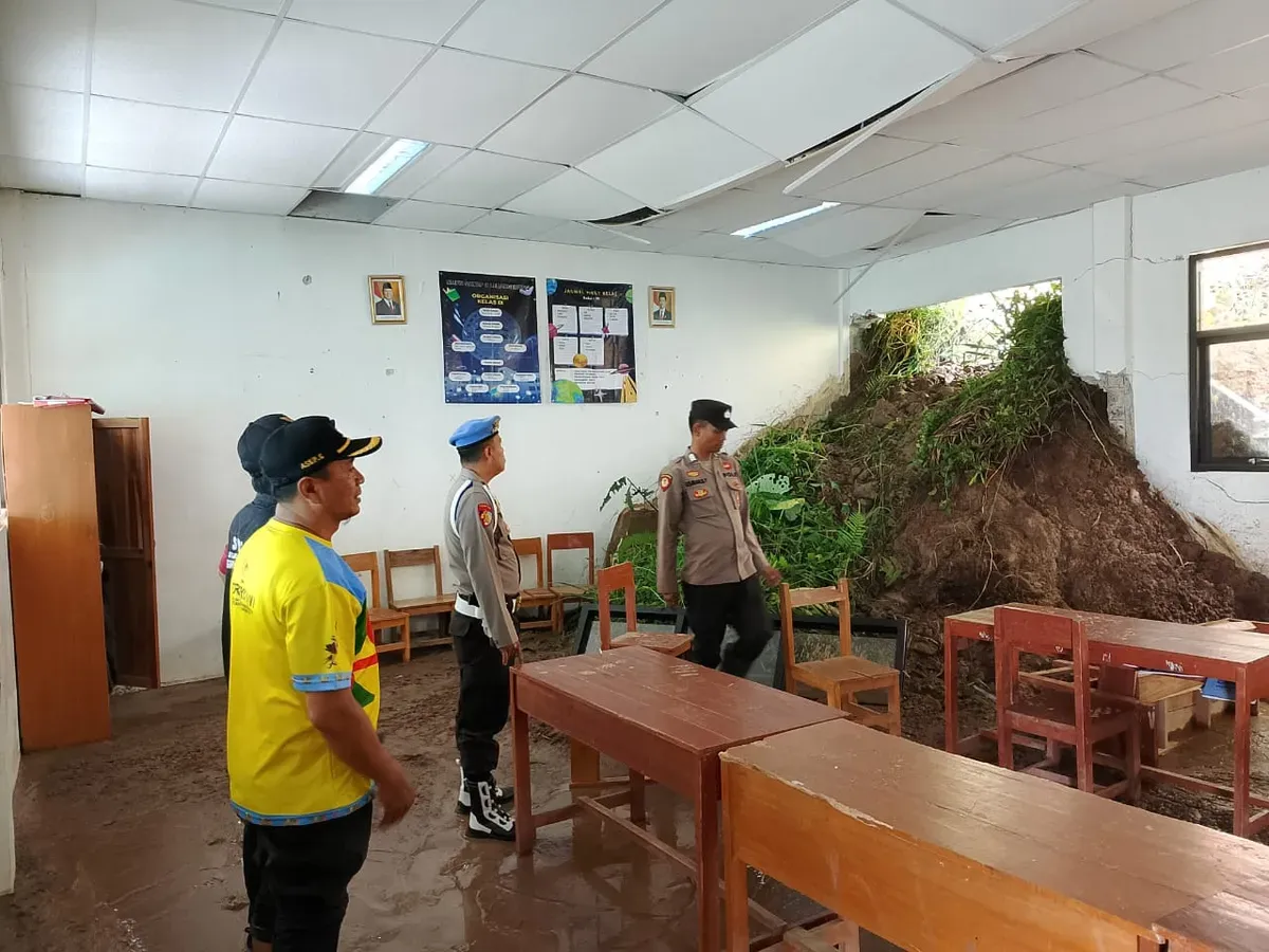 Personel Polsek Lebakgedong, Kabupaten Lebak, meninjau lokasi bencana longsor di SMPN 3 Satap Lebakgedong. (Sumber: Dok. Warga)