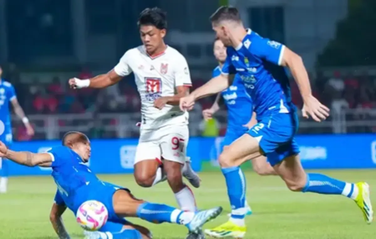 Persib Bandung harus menunda perayaan gelar juara Liga 1 2024/2025 setelah kalah 0-1 dari Malut United. (Sumber: Instagram/@malutunitedfc)