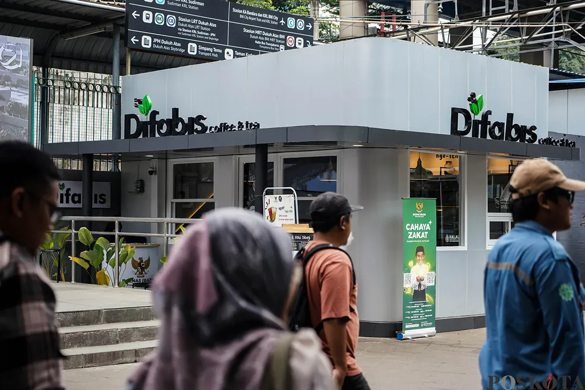 Pekerja sekaligus penyandang disabilitas menyiapkan kopi dan roti yang dipesan pelanggan di Kopi Difabis Terowongan Kendal, Dukuh Atas, Jakarta, Jumat, 2 Mei 2025. (Sumber: Poskota/Bilal Nugraha Ginanjar)