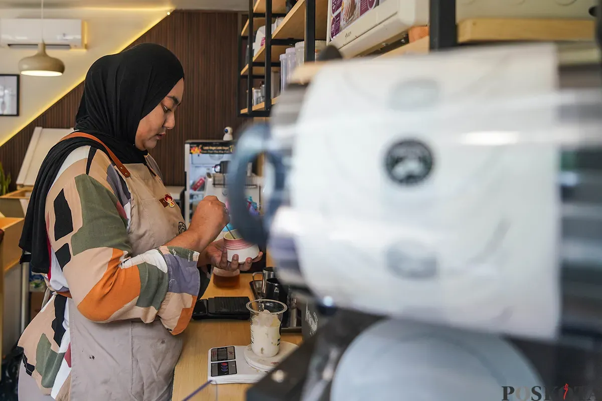 Pekerja sekaligus penyandang disabilitas menyiapkan kopi dan roti yang dipesan pelanggan di Kopi Difabis Terowongan Kendal, Dukuh Atas, Jakarta, Jumat, 2 Mei 2025. (Sumber: Poskota/Bilal Nugraha Ginanjar)