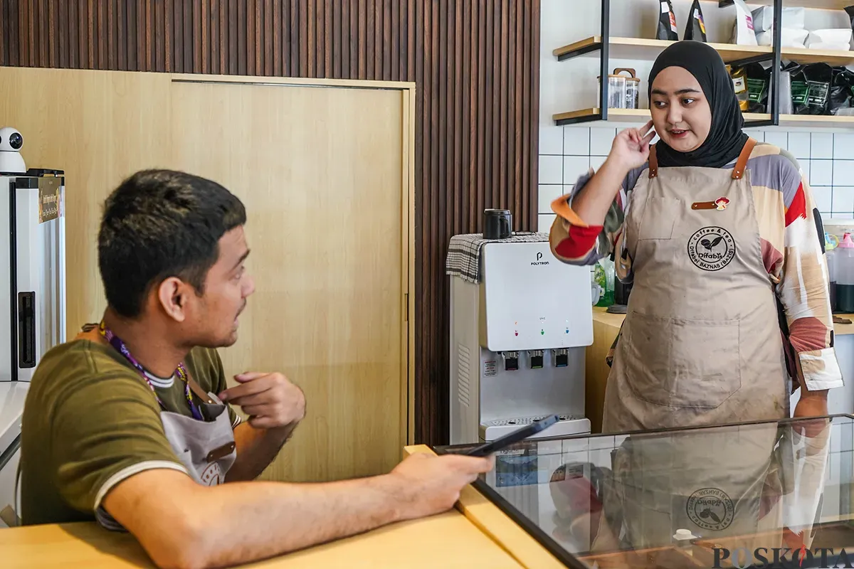 Pekerja sekaligus penyandang disabilitas menyiapkan kopi dan roti yang dipesan pelanggan di Kopi Difabis Terowongan Kendal, Dukuh Atas, Jakarta, Jumat, 2 Mei 2025. (Sumber: Poskota/Bilal Nugraha Ginanjar)