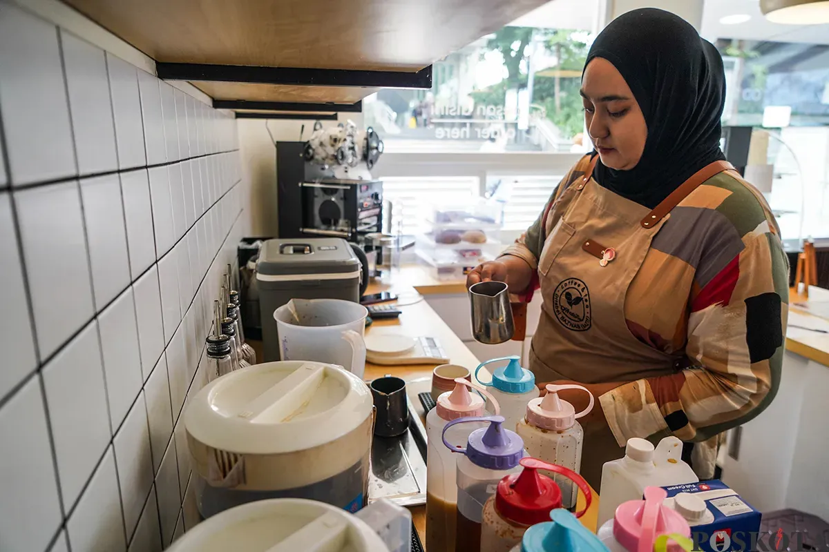 Pekerja sekaligus penyandang disabilitas menyiapkan kopi dan roti yang dipesan pelanggan di Kopi Difabis Terowongan Kendal, Dukuh Atas, Jakarta, Jumat, 2 Mei 2025. (Sumber: Poskota/Bilal Nugraha Ginanjar)