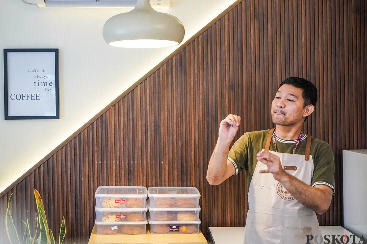 Pekerja sekaligus penyandang disabilitas menyiapkan kopi dan roti yang dipesan pelanggan di Kopi Difabis Terowongan Kendal, Dukuh Atas, Jakarta, Jumat, 2 Mei 2025. (Sumber: Poskota/Bilal Nugraha Ginanjar)