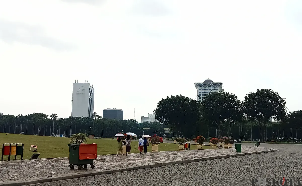 Sejumlah warga kembali memadati kawasan Monas sehari setelah acara May Day, Jumat, 2 Mei 2025. (Sumber: Poskota/Nurpini Aulia Rapika)