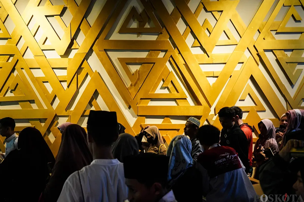 Sejumlah pengunjung menikmati berbagai koleksi sejarah Islam yang dipajang dalam pameran Jembatan Persaudaraan Indonesia-Arab Saudi di Masjid Istiqlal, Jakarta, Jumat, 2 Mei 2025. (Sumber: Poskota/Bilal Nugraha Ginanjar)