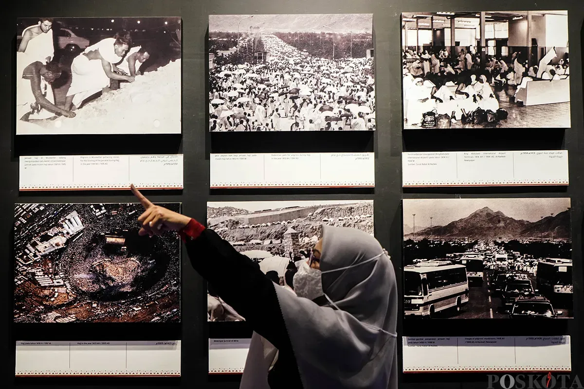 Sejumlah pengunjung menikmati berbagai koleksi sejarah Islam yang dipajang dalam pameran Jembatan Persaudaraan Indonesia-Arab Saudi di Masjid Istiqlal, Jakarta, Jumat, 2 Mei 2025. (Sumber: Poskota/Bilal Nugraha Ginanjar)