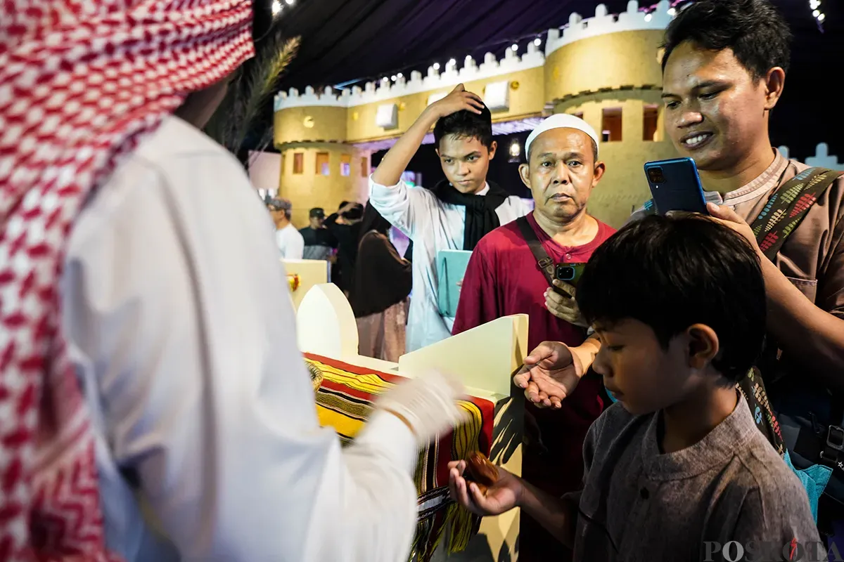 Sejumlah pengunjung menikmati berbagai koleksi sejarah Islam yang dipajang dalam pameran Jembatan Persaudaraan Indonesia-Arab Saudi di Masjid Istiqlal, Jakarta, Jumat, 2 Mei 2025. (Sumber: Poskota/Bilal Nugraha Ginanjar)