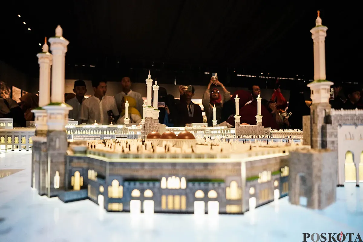 Sejumlah pengunjung menikmati berbagai koleksi sejarah Islam yang dipajang dalam pameran Jembatan Persaudaraan Indonesia-Arab Saudi di Masjid Istiqlal, Jakarta, Jumat, 2 Mei 2025. (Sumber: Poskota/Bilal Nugraha Ginanjar)