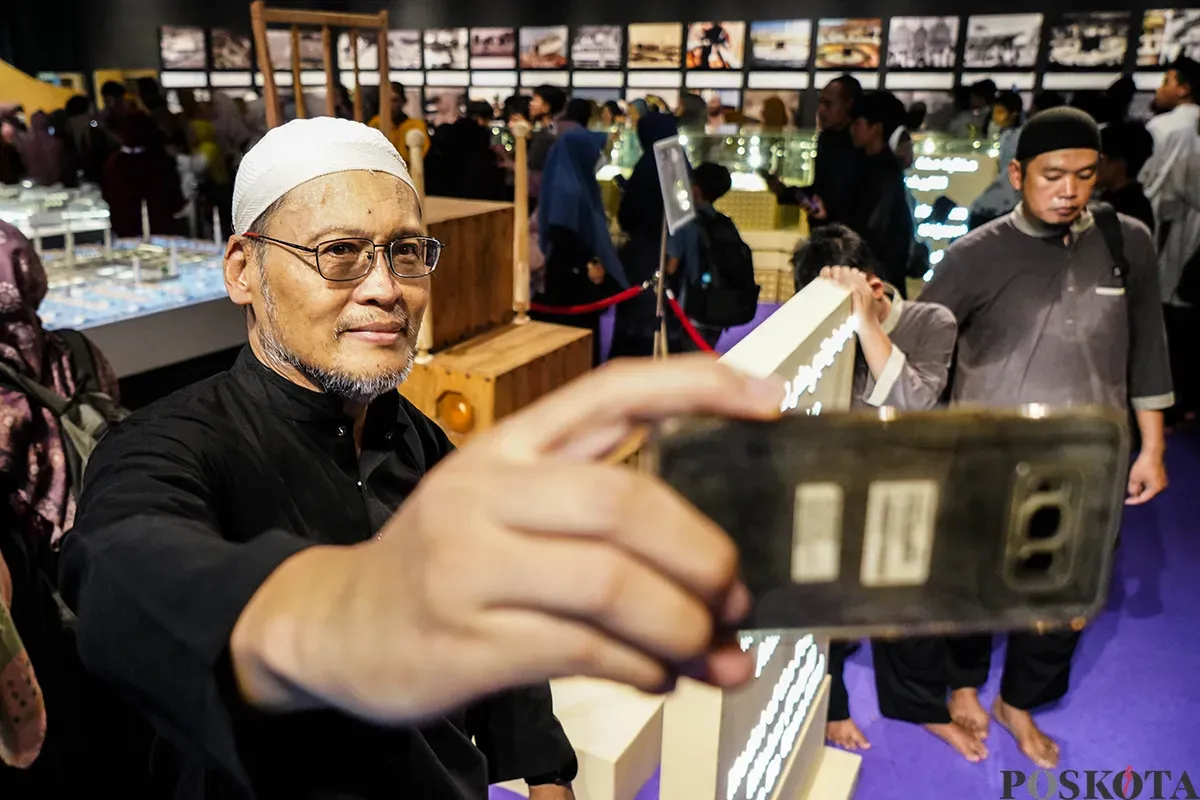 Sejumlah pengunjung menikmati berbagai koleksi sejarah Islam yang dipajang dalam pameran Jembatan Persaudaraan Indonesia-Arab Saudi di Masjid Istiqlal, Jakarta, Jumat, 2 Mei 2025. (Sumber: Poskota/Bilal Nugraha Ginanjar)