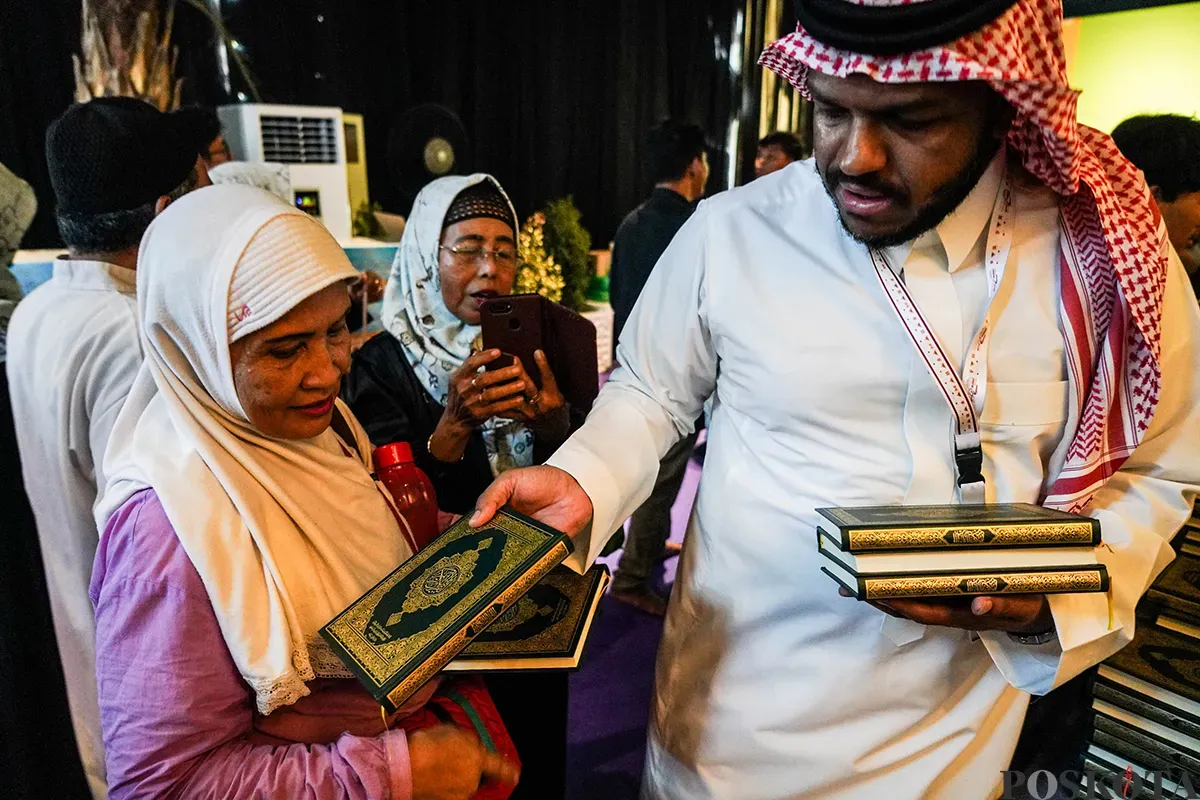 Sejumlah pengunjung menikmati berbagai koleksi sejarah Islam yang dipajang dalam pameran Jembatan Persaudaraan Indonesia-Arab Saudi di Masjid Istiqlal, Jakarta, Jumat, 2 Mei 2025. (Sumber: Poskota/Bilal Nugraha Ginanjar)